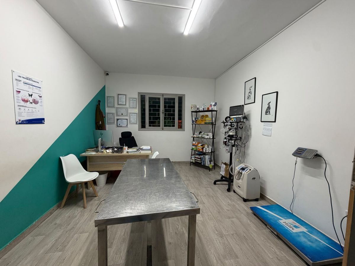 La salle de consultation et sa table d’examen
